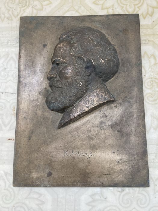 Барельеф Карл Маркс