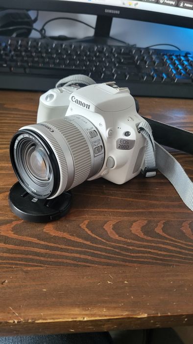 Lustrzanka Canon EOS 200D stan idealny + torba, karty SD, ładowarka