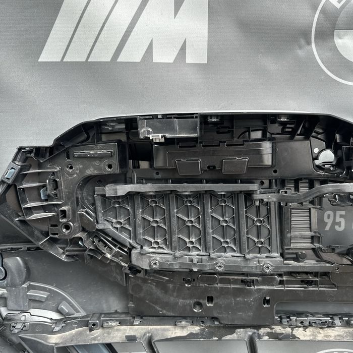 Бампер м передній BMW G60 G61 G90 G91 передний М пакет бмв г60 г90 г61 г91 bmw g60 g90 g61 g91 комплектний в колір жалюзи ноздри моторчик