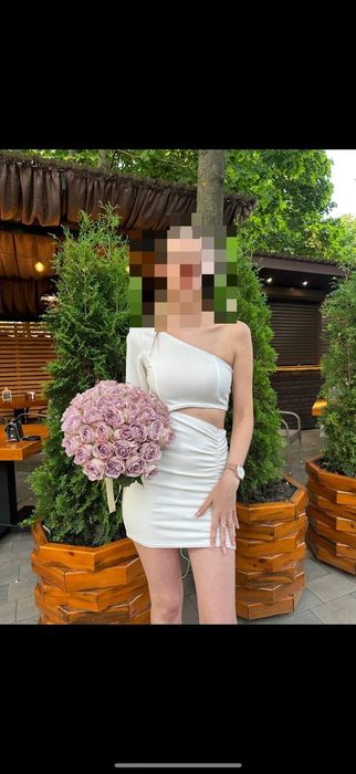 Біла сукня на один рукав