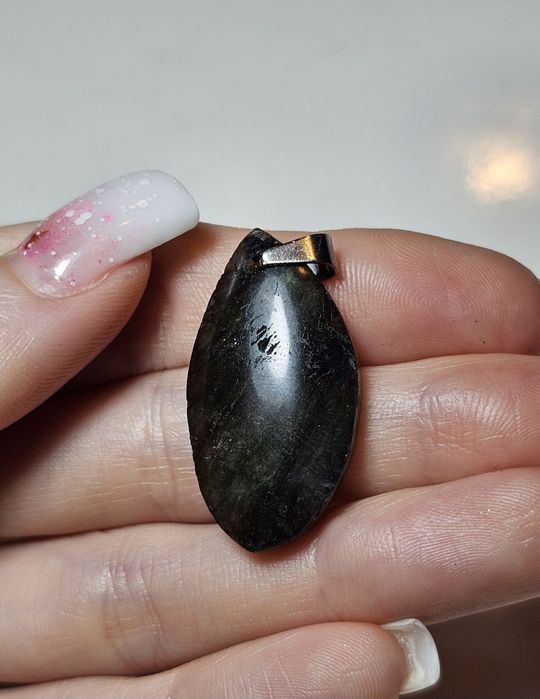 Labradoryt naturalny wisiorek.