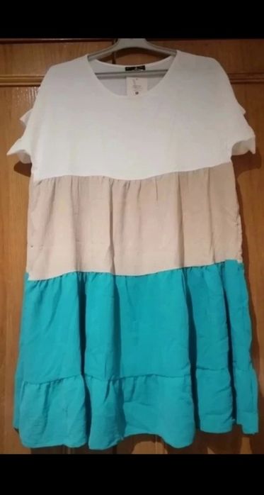 Vestido branco, bege e verde novo
