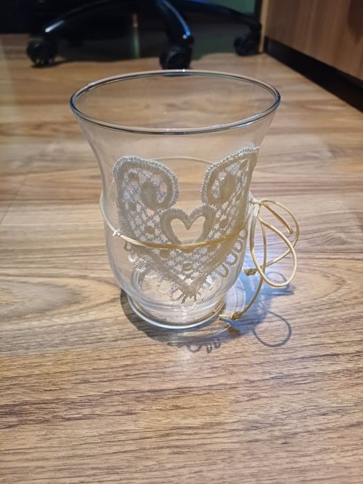 Wazonik z przyklejonym chawtowanym serduszkiem