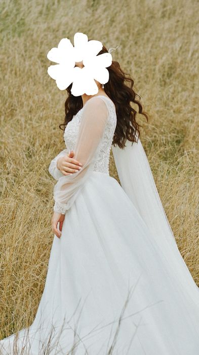 Сукня весільна кольору айворі