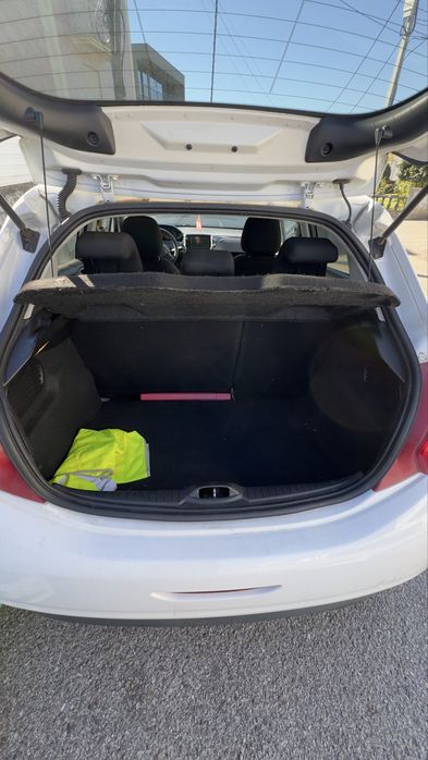 Vende-se Peugeot 208, motor 1.4 HDi (gasóleo), ano 2014, com cerca de 169.357 km.
