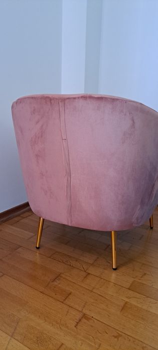 Cadeirão rosa pés dourados