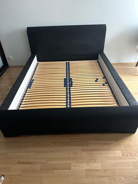 Solidne czarne łóżko