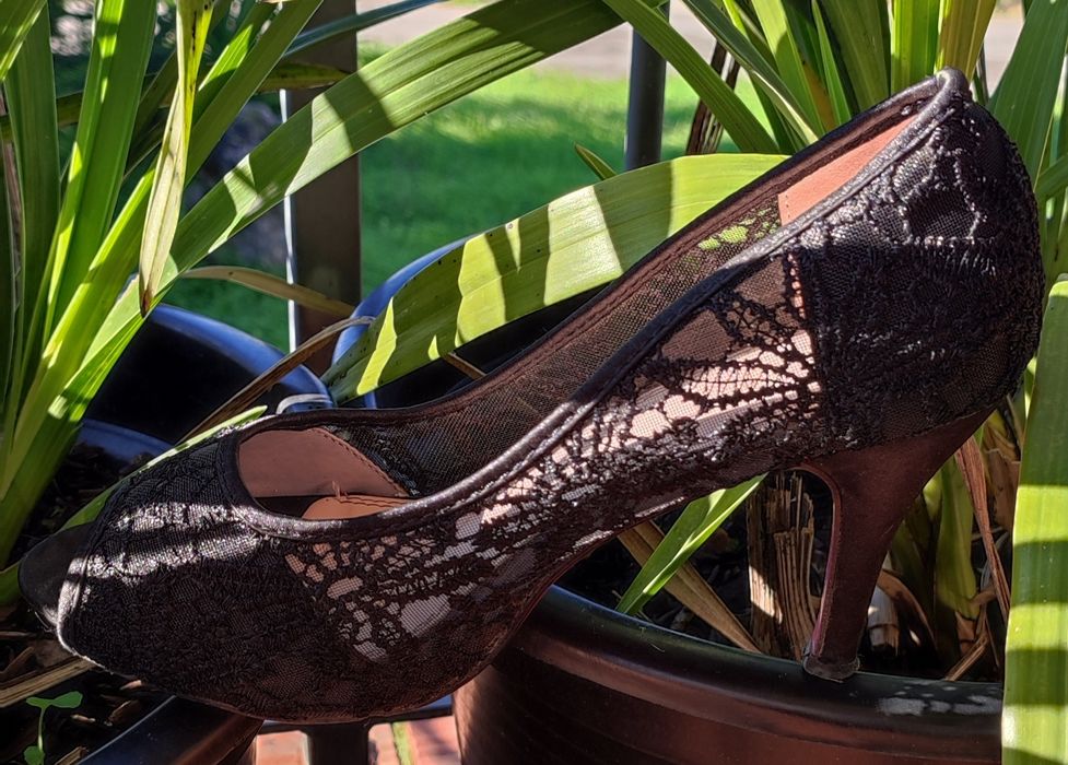 Salto Alto preto com renda