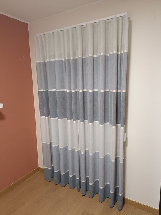 Cortinados - Com calhas que incluem mecanismo abertura / fecho fácil
