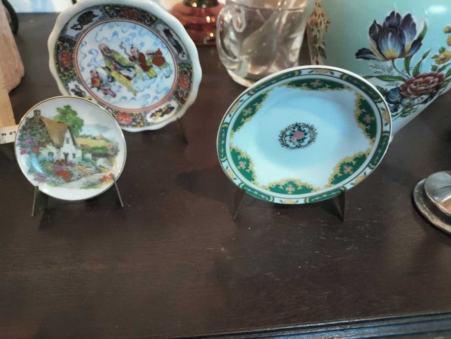 Peças decorativas de vitrine e azulejo humorístico