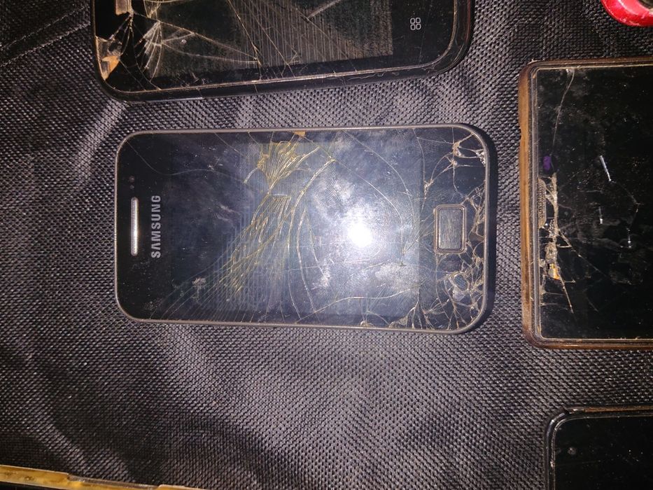 Смартфони, на запчастини або під відновлення