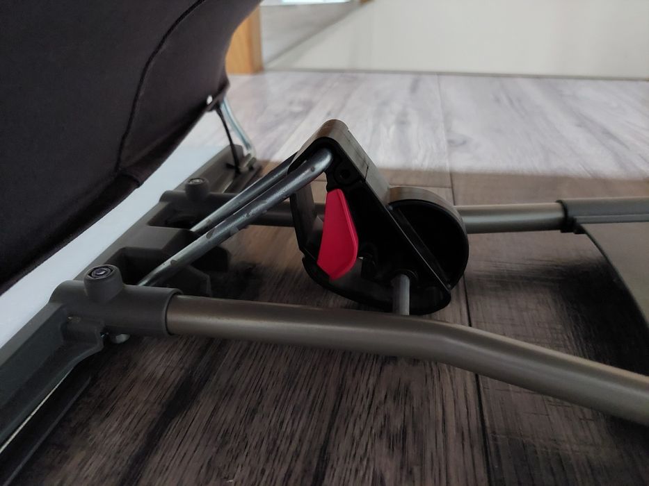Leżaczek BABYBJORN z zabawką