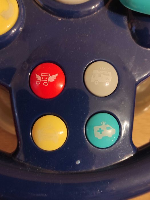 Interaktywna kierownica małego kierowcy