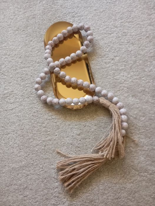 Bandeja dourada em metal. Colar de decoração.