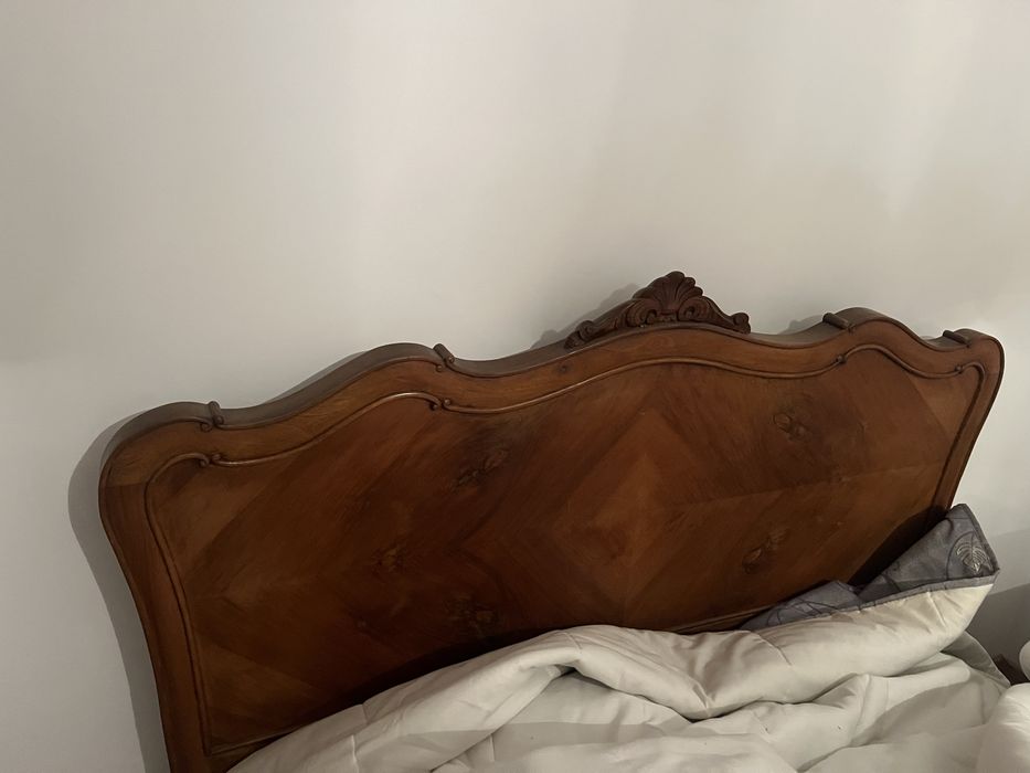 Cama de madeira antiga