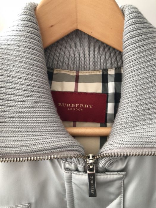 Casaco de penas Burberry London.