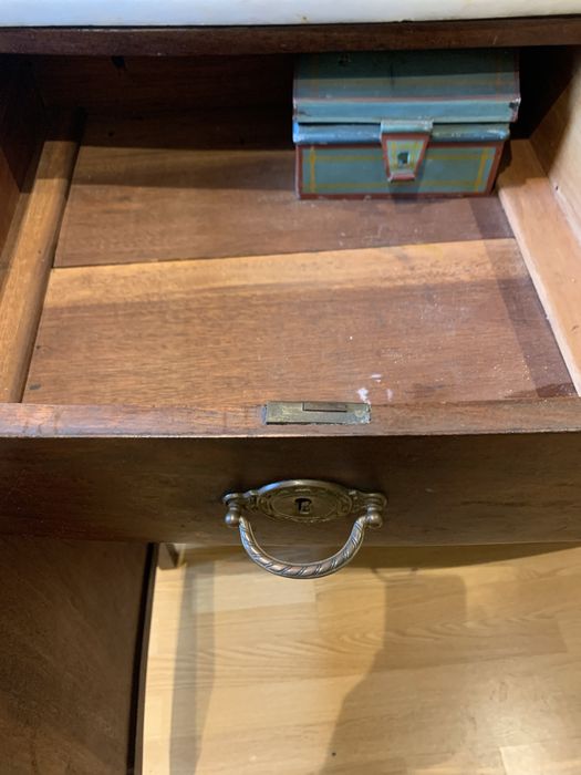 Móvel em madeira com tampo em pedra mármore