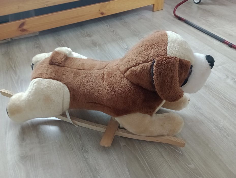 Łóżeczko,chodzik i piesek na biegunach.