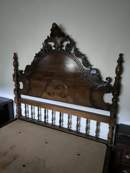 Vendo cama com 2 mesas de cabeceira e 1 cómoda