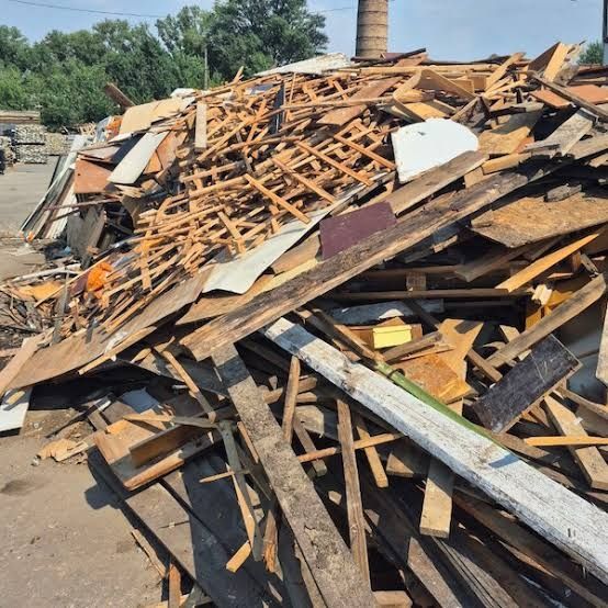 Обрізки дощок, бруса та інші дерев’яні залишки будівництва без сміття