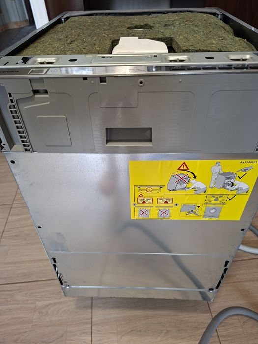 Продам вузьку посудомийну машину Electrolux