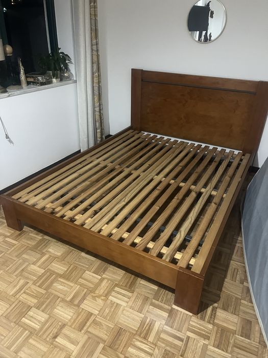 Cama de casal em madeira macica com 1,60 de largura por 2,00 de compri