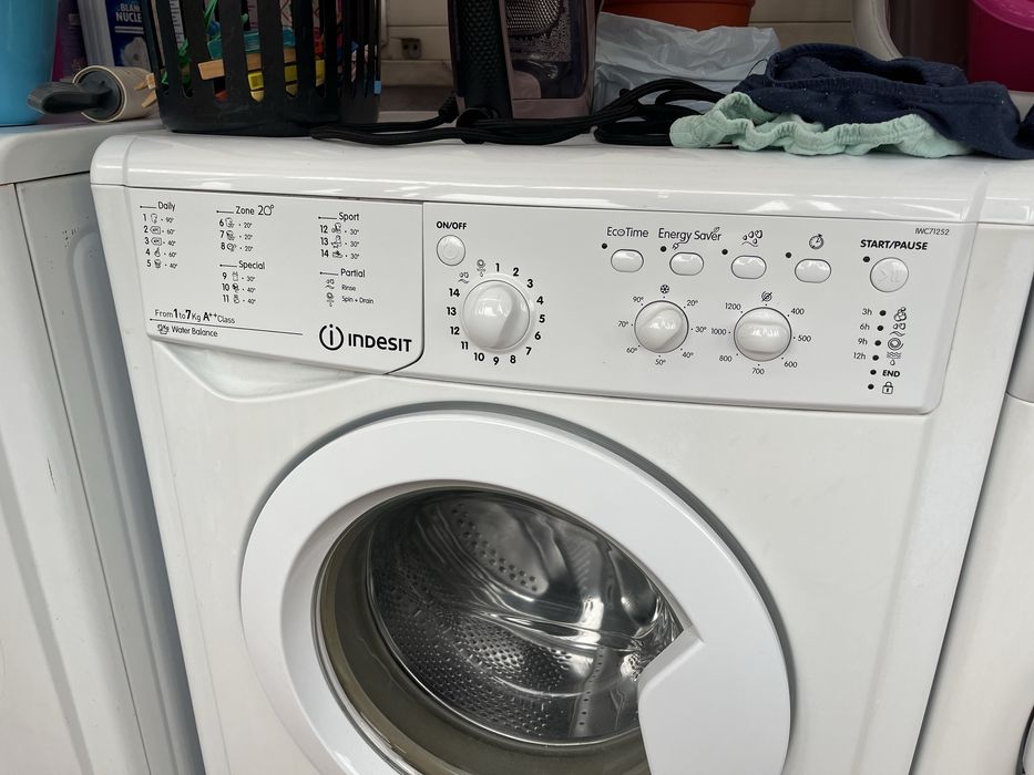 Maquina de roupa Indesit  semi nova