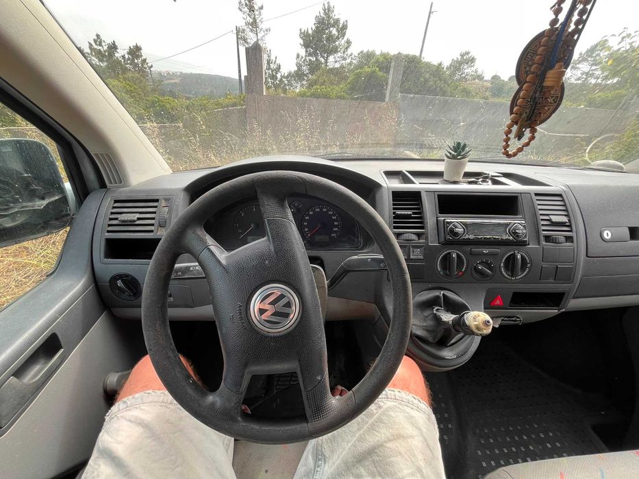 Volkswagen T5 1.9 TDI 2006 – Camper Van artesanal – Sem matrícula, caixa precisa de reparação
