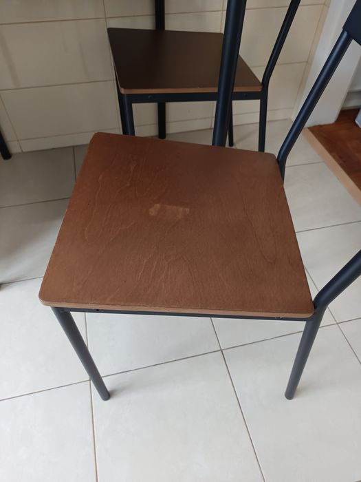 Mesa preta e cadeiras IKEA