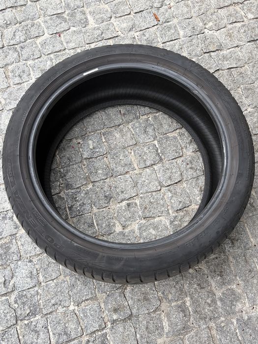 Pneu 235/40 R19 — Muito bom estado