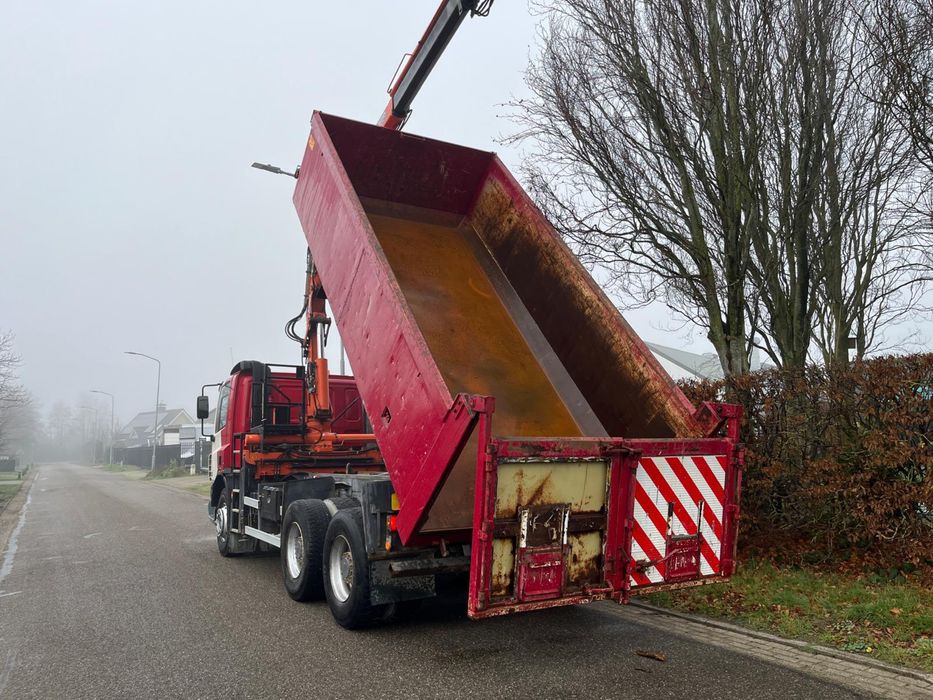 DAF CF75 310cv BASCULANTE COM GRUA E RADIO-COMANDO APENAS 122.000km