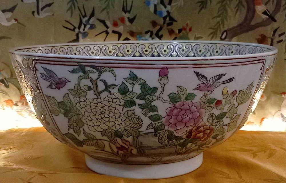 Disponível, Bonita e Grande Taça Vintage, em Porcelana Chinesa