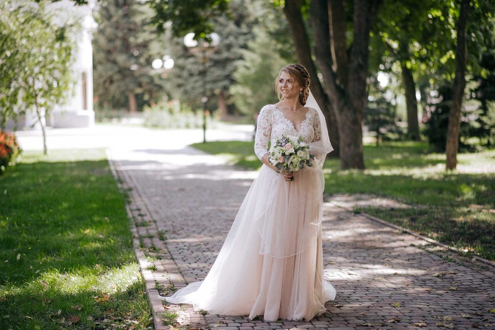 Весільна сукня та довга фата