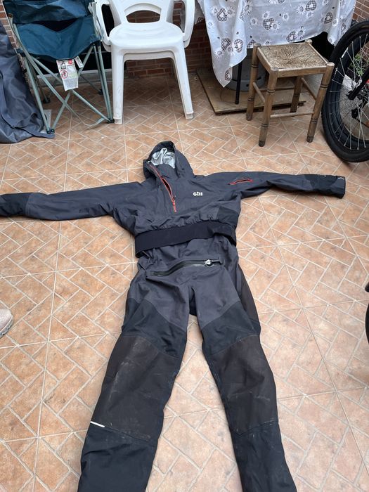 Fato para atividades aquaticas