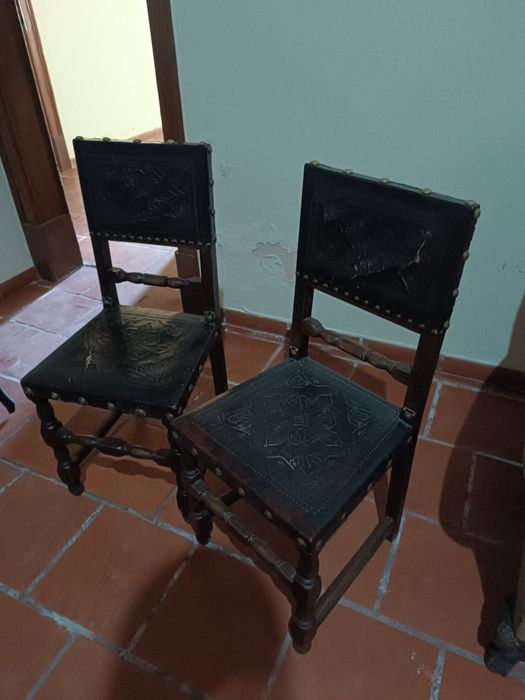 Conjunto de cadeiras em couro