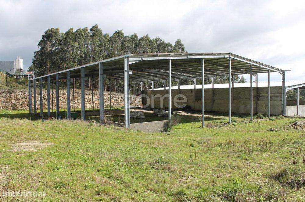 Terreno de 8.000 m2 com 2 Armazéns em Famalicão