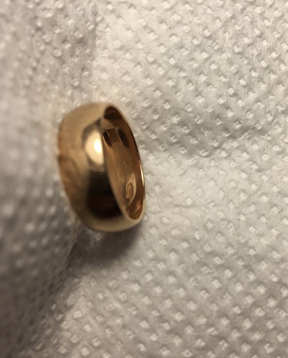 Золота обручка.