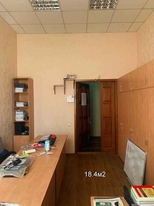 Офіси самий ЦЕНТР 16 та 18м2 Хрещатик р-н Бейкері, Київстар. 2й поверх