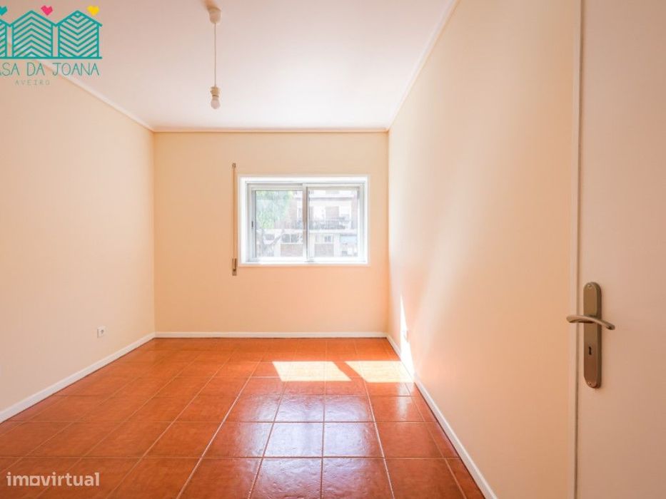 Apartamento T3 com Garagem Fechada em Esgueira