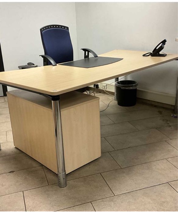 Biurko -wyposazenie biura