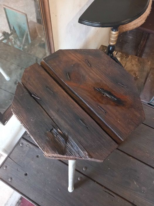 Banco rústico, assento octogonal de madeira escura, estrutura metalica três pernas  Altura 60cm Diâmetro 30cm