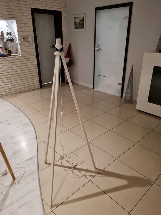 Lampa stojąca drewniana nowoczesna