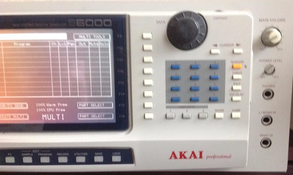 Продам Akai S6000