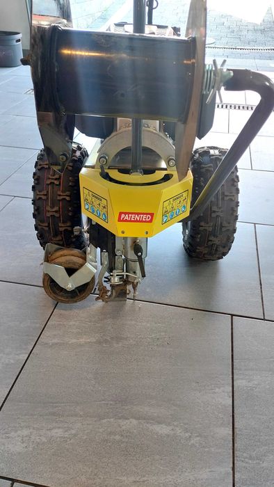 Maszyna do układania przewodu do robotów koszących