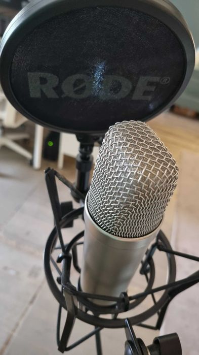 Kit Podcast / Gravação Profissional de estúdio – RØDE NT1-A + Behringer UMC22 + Suporte (Como Novo)