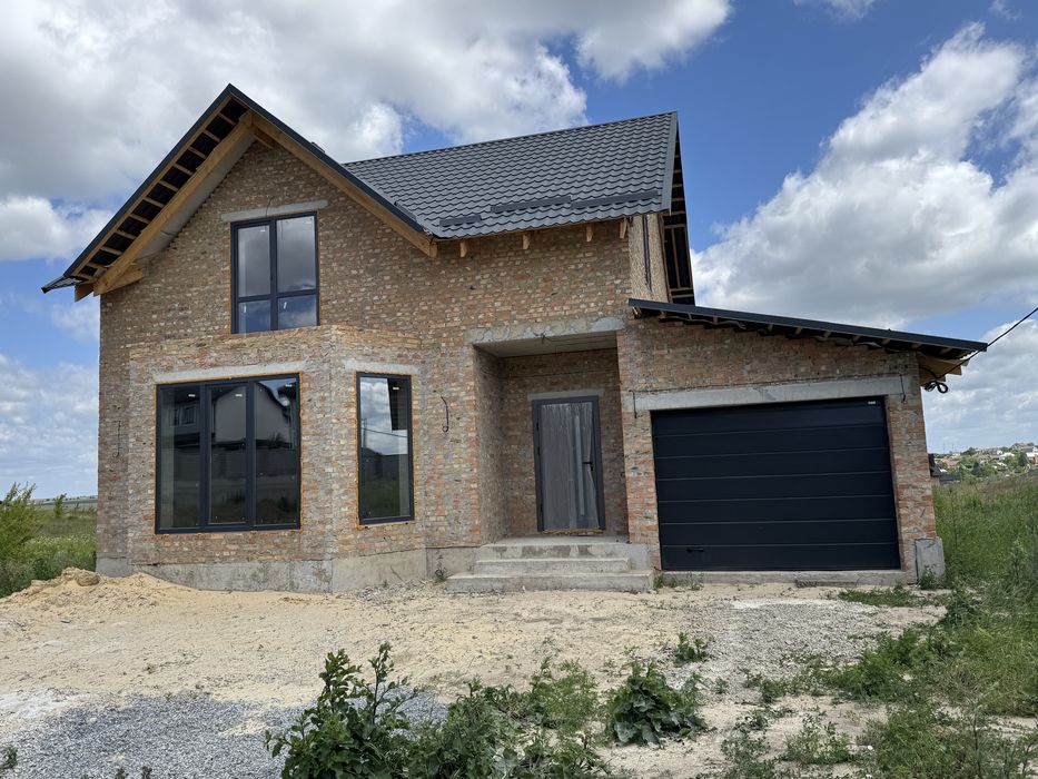 Продам будинок з гаражем на ділянці 5 сот