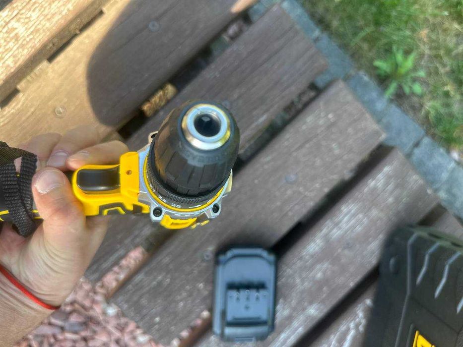 Дрель-шуруповерт на аккумуляторе DeWALT с набором инструментов в кейсе