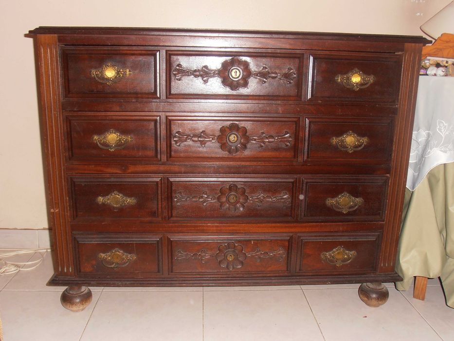 cama de casa com roupeiro e comoda