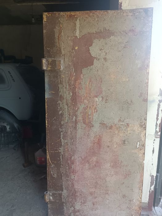 Металлическая дверь