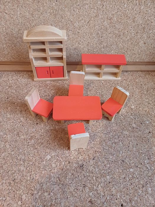 Mobília em madeira para casa de bonecas. Conjunto